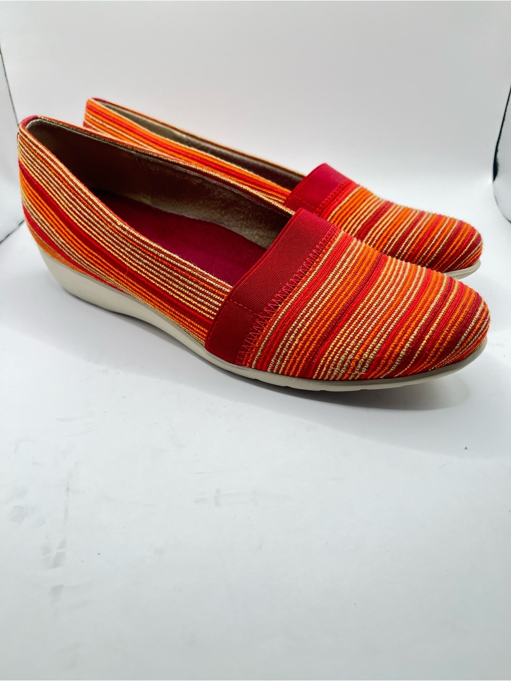 Munro Bonita Women’s 8M Slip-On Flats in Red & Orange Stripped Fabric